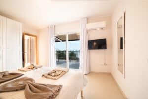 Dormitorio con vistas al mar