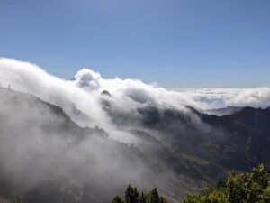 Ruta por encima de las nubes