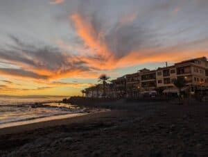 Puesta de sol en la playa frente al apartamento